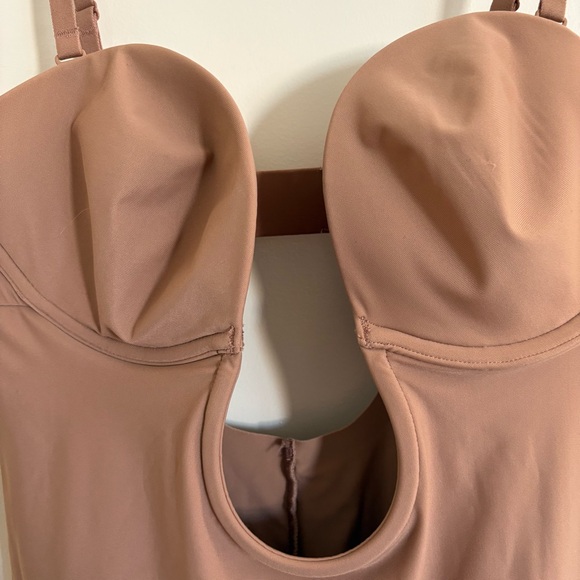 SKIMS DEEP PLUNGE SHAPEWEAR MID THIGH BODYSUIT Light Brown Size Medium Women’s - Picture 3 of 10